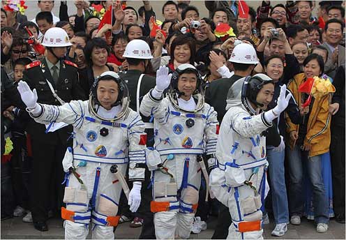 Chinese Astrounauts Hereos' welcome